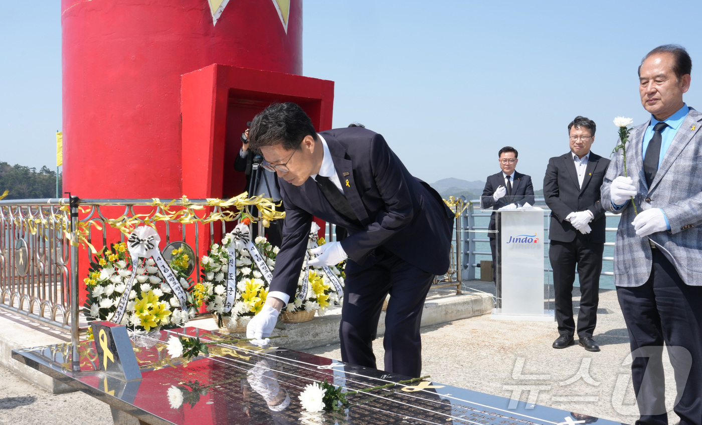 (무안=뉴스1) 전원 기자 = 황기연 전라남도지사 권한대행이 세월호 참사 12주기를 앞둔 15일 오후 진도군 임회면 진도항을 찾아 추모 헌화 및 묵념의 시간을 갖고 무고한 희생자의 …