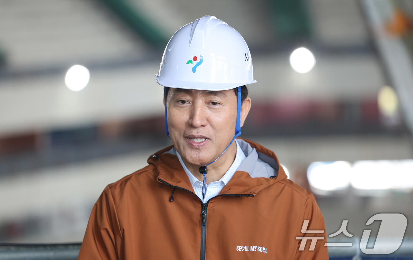 (서울=뉴스1) 박지혜 기자 = 오세훈 서울시장이 15일 오후 서울 도봉구 창동 서울아레나 공사현장을 둘러본 뒤 취재진 질문에 답하고 있다.서울아레나는 2만명 이상을 수용하는 국내 …