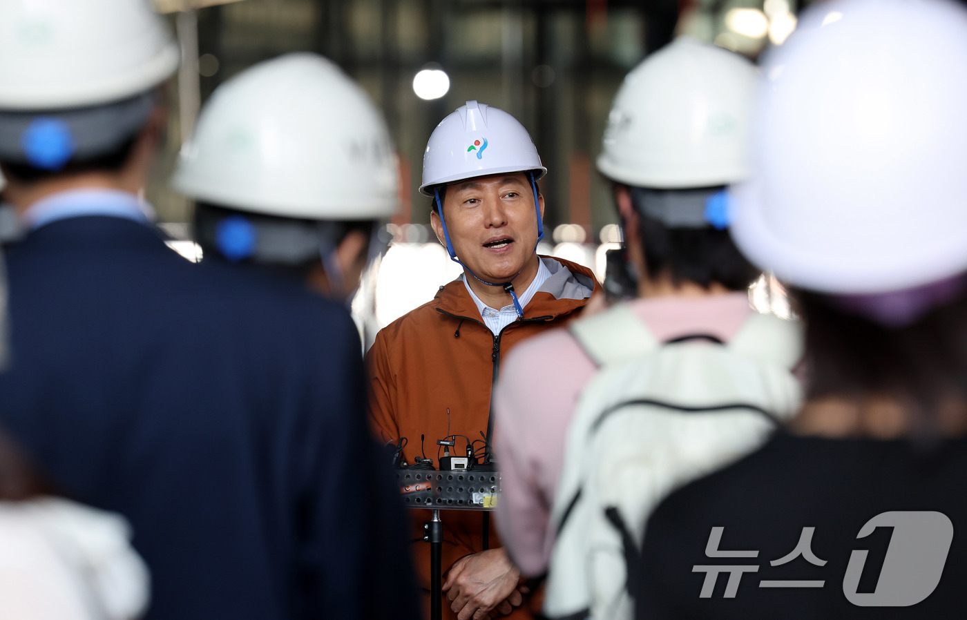 (서울=뉴스1) 박지혜 기자 = 오세훈 서울시장이 15일 오후 서울 도봉구 창동 서울아레나 공사현장을 둘러본 뒤 취재진 질문에 답하고 있다.서울아레나는 2만명 이상을 수용하는 국내 …