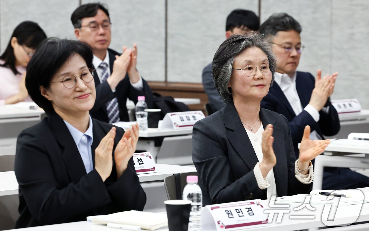 본문 이미지 - 원민경 성평등가족부 장관(왼쪽), 노정희 사회적대화협의체 공동위원장이 15일 오후 서울 중구 은행회관에서 열린 제2차 형사미성년자(촉법소년) 제도 현황과 연령 논의 포럼에서 박수를 치고 있다. 2026.4.15 ⓒ 뉴스1 최지환 기자