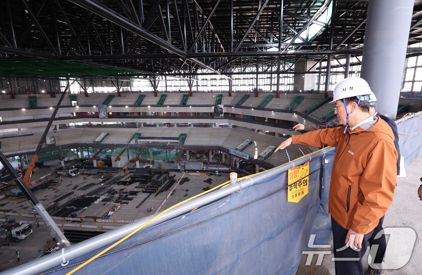 (서울=뉴스1) 박지혜 기자 = 오세훈 서울시장이 15일 오후 서울 도봉구 창동 서울아레나 공사현장을 둘러보고 있다.서울아레나는 2만명 이상을 수용하는 국내 최대 규모의 케이팝(K …