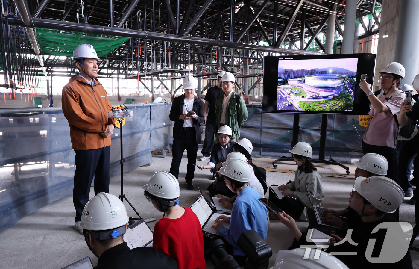 (서울=뉴스1) 박지혜 기자 = 오세훈 서울시장이 15일 오후 서울 도봉구 창동 서울아레나 공사현장을 둘러본 뒤 취재진 질문에 답하고 있다.서울아레나는 2만명 이상을 수용하는 국내 …