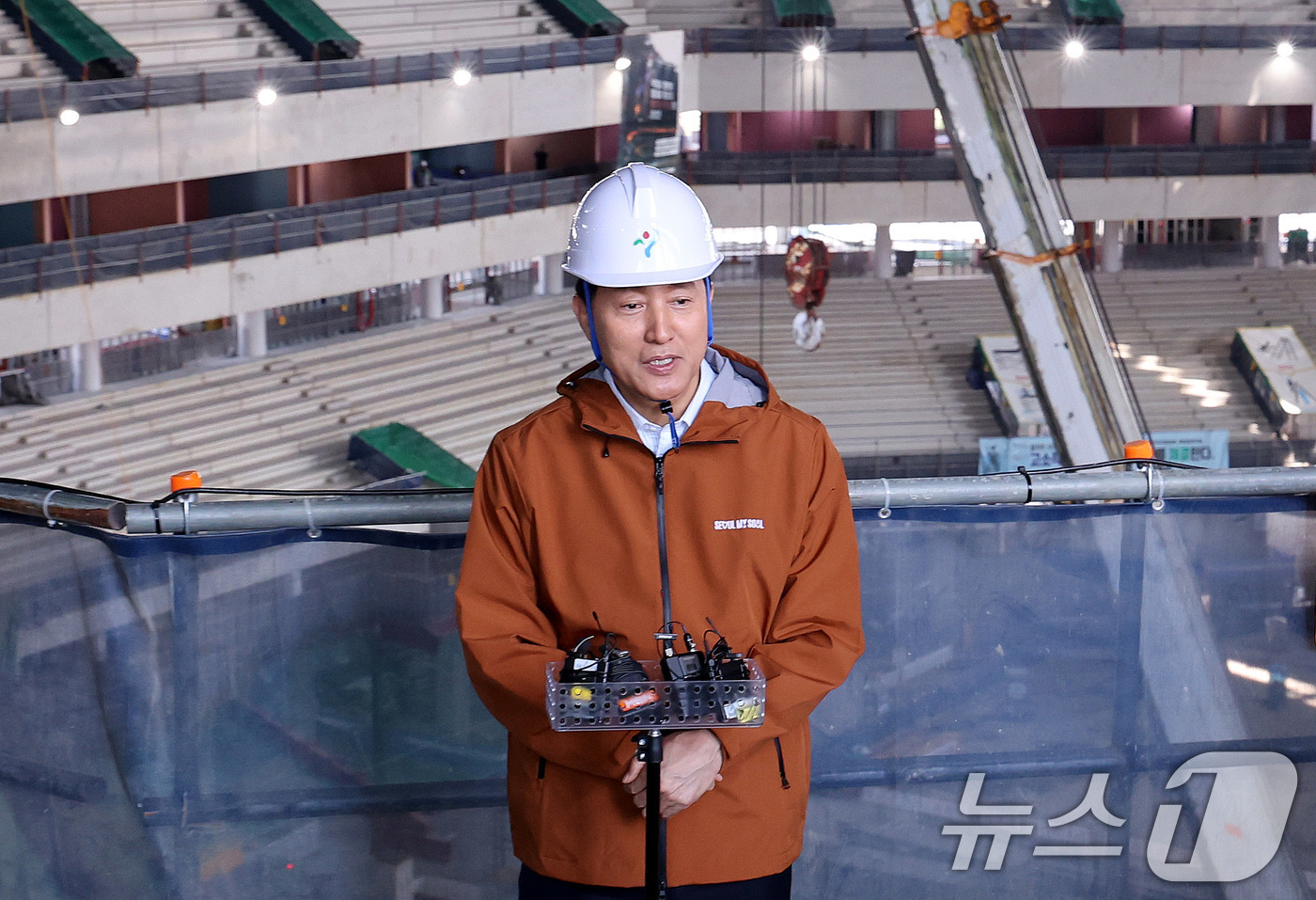 (서울=뉴스1) 박지혜 기자 = 오세훈 서울시장이 15일 오후 서울 도봉구 창동 서울아레나 공사현장을 둘러본 뒤 취재진 질문에 답하고 있다.서울아레나는 2만명 이상을 수용하는 국내 …