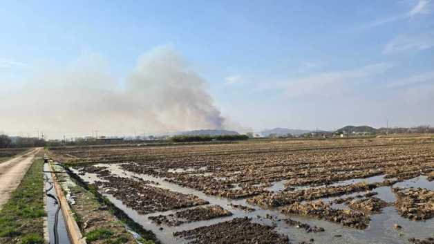 철원 근남면 마현리서 산불…군 승인 후 헬기 투입