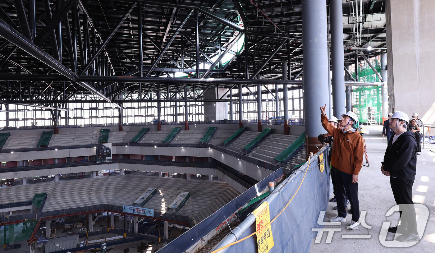 (서울=뉴스1) 박지혜 기자 = 오세훈 서울시장이 15일 오후 서울 도봉구 창동 서울아레나 공사현장을 둘러보고 있다.서울아레나는 2만명 이상을 수용하는 국내 최대 규모의 케이팝(K …
