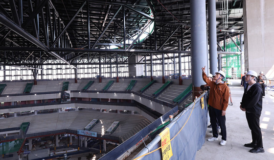 서울아레나 공사현장 둘러보는 오세훈 시장