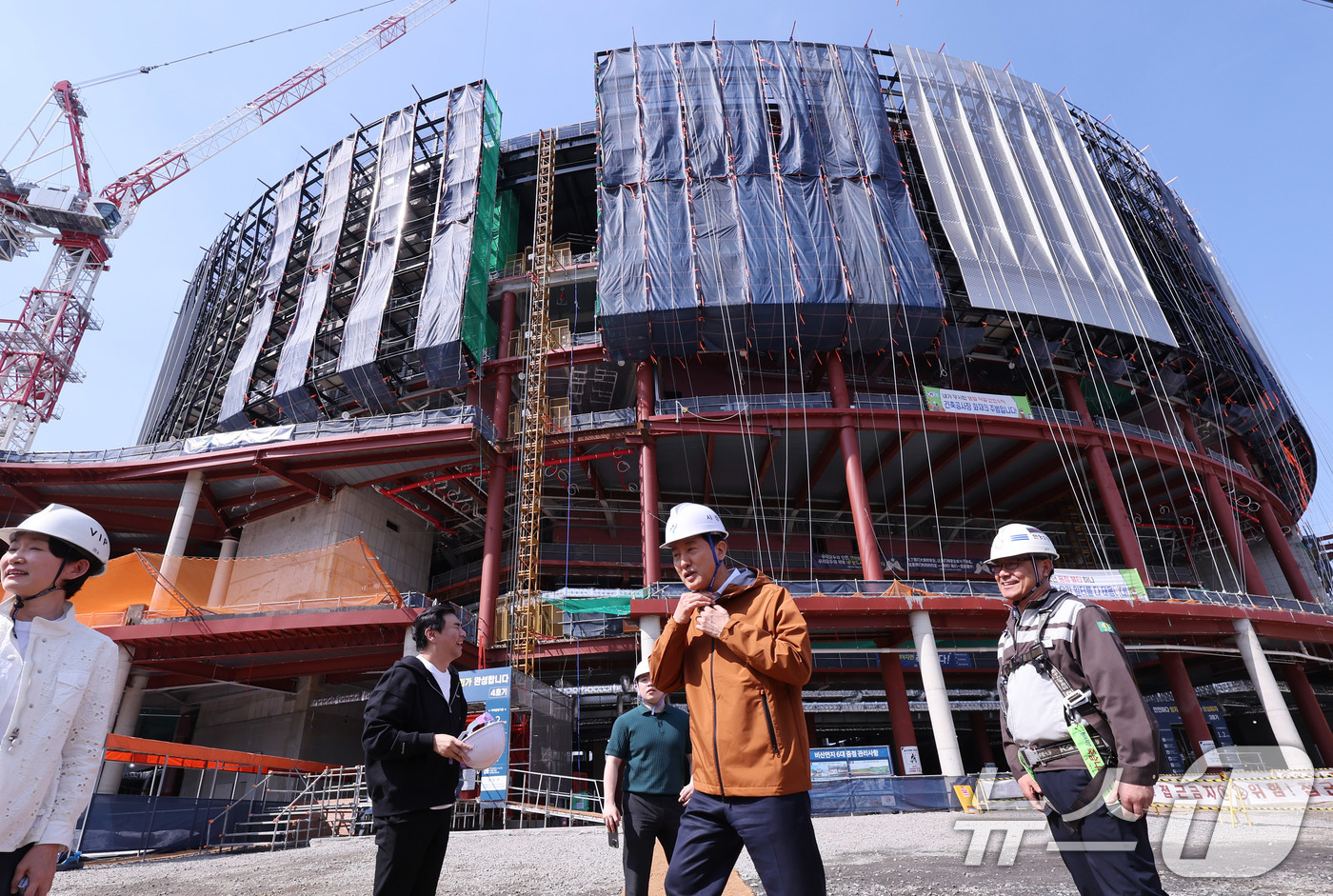(서울=뉴스1) 박지혜 기자 = 오세훈 서울시장이 15일 오후 서울 도봉구 창동 서울아레나 공사현장을 둘러보고 있다.서울아레나는 2만명 이상을 수용하는 국내 최대 규모의 케이팝(K …