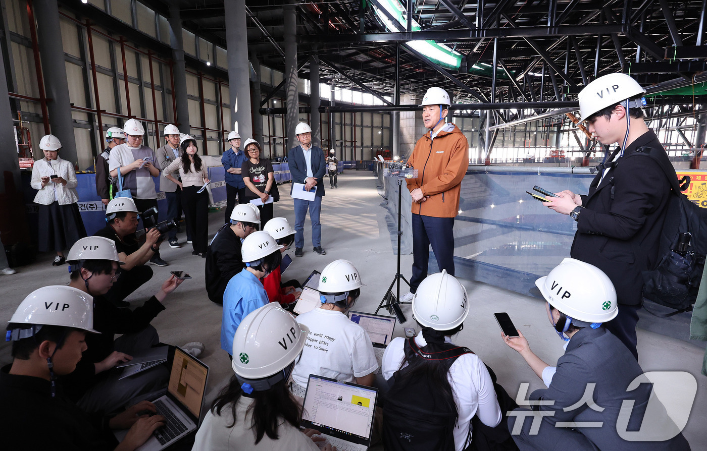 (서울=뉴스1) 박지혜 기자 = 오세훈 서울시장이 15일 오후 서울 도봉구 창동 서울아레나 공사현장을 둘러본 뒤 취재진 질문에 답하고 있다.서울아레나는 2만명 이상을 수용하는 국내 …