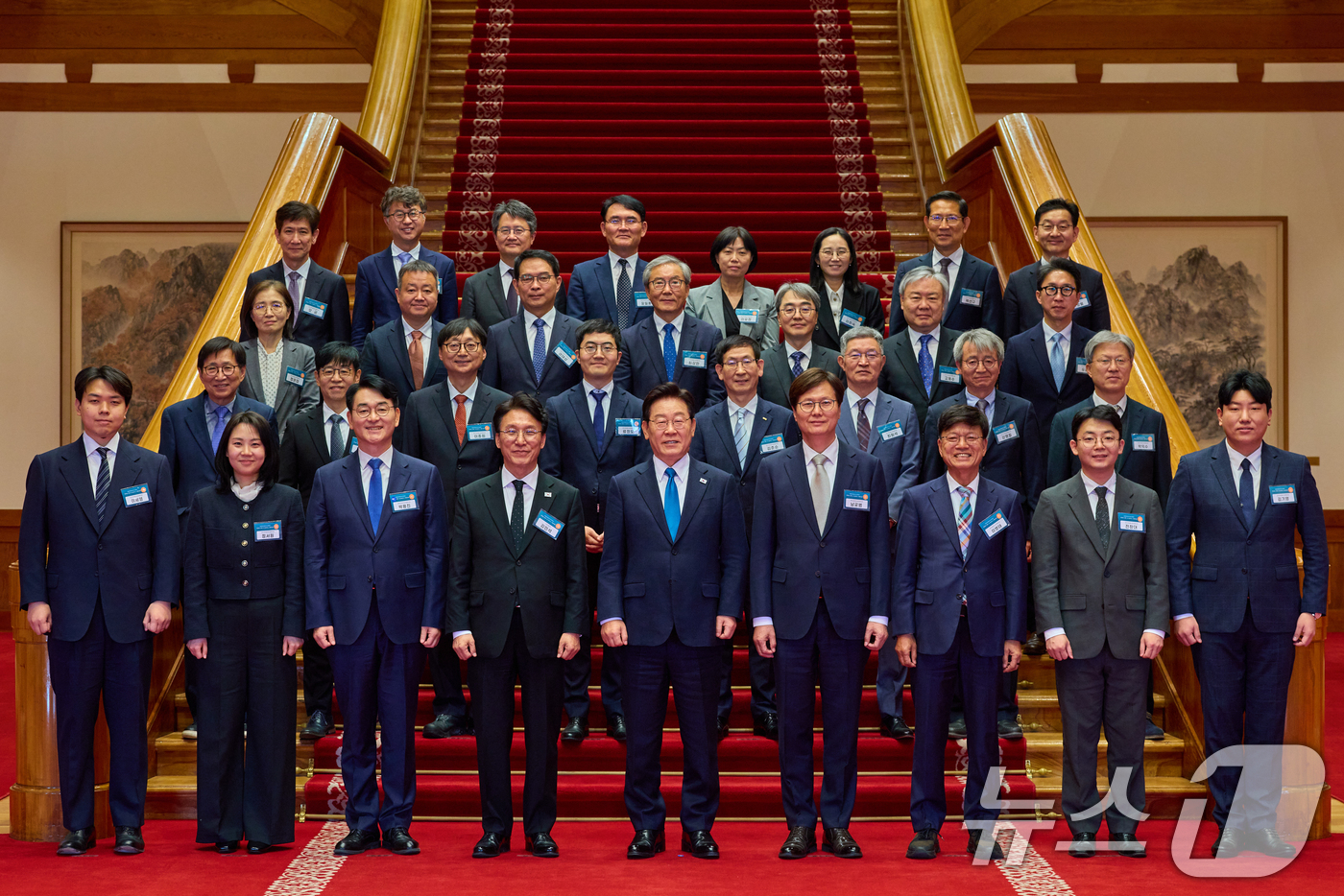 (서울=뉴스1) 허경 기자 = 이재명 대통령이 15일 청와대에서 열린 규제합리화위원회 제1차 전체회의에서 참석자들과 기념촬영을 하고 있다. (청와대 제공. 재판매 및 DB 금지) …