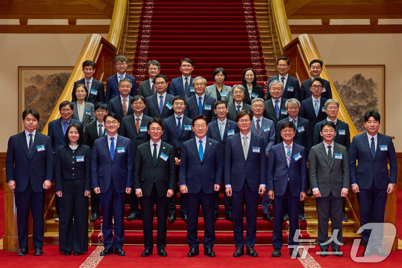 본문 이미지 - 이재명 대통령이 15일 청와대에서 열린 규제합리화위원회 제1차 전체회의에서 참석자들과 기념촬영을 하고 있다. (청와대 제공. 재판매 및 DB 금지) 2026.4.15 ⓒ 뉴스1 허경 기자