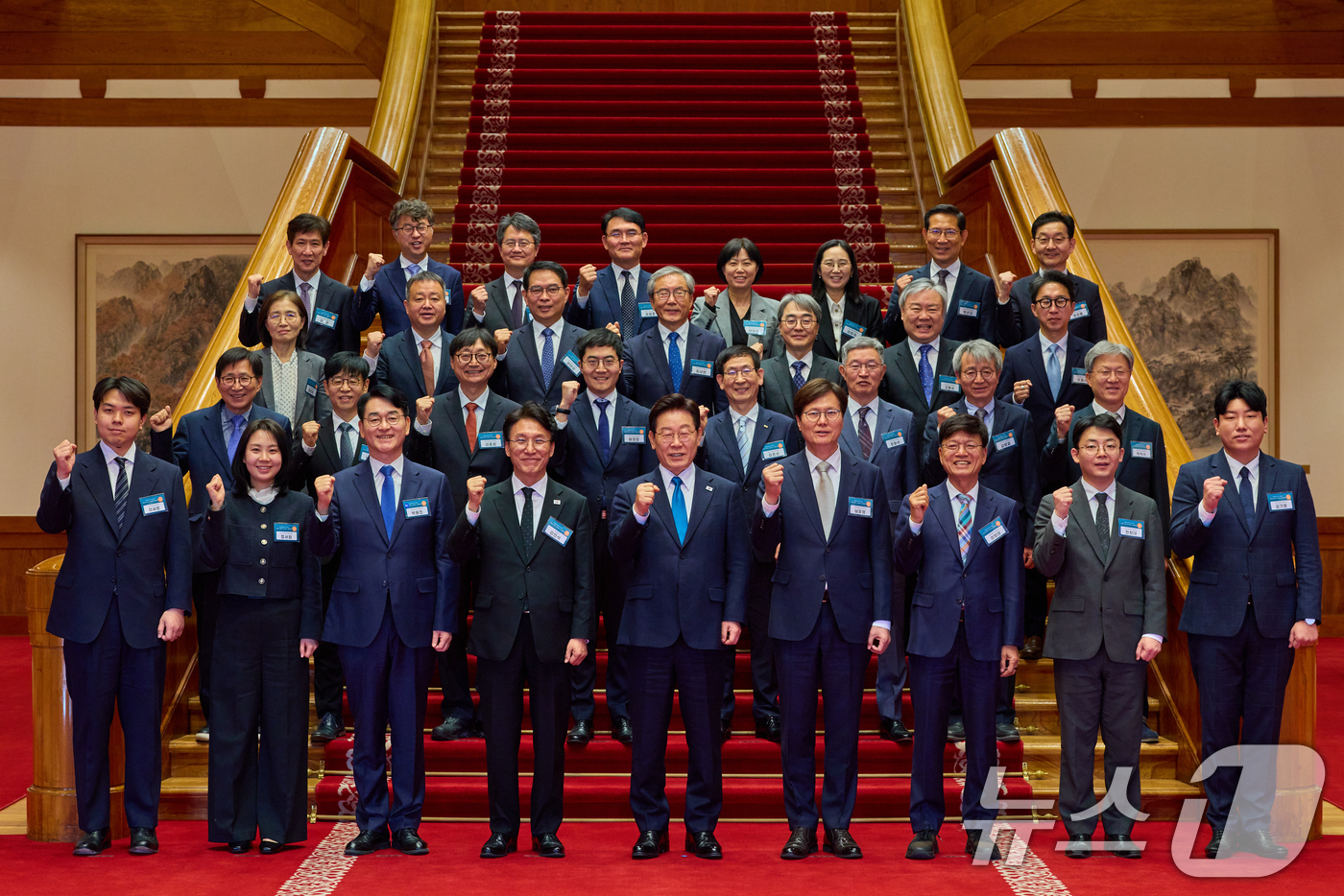 (서울=뉴스1) 허경 기자 = 이재명 대통령이 15일 청와대에서 열린 규제합리화위원회 제1차 전체회의에서 참석자들과 기념촬영을 하고 있다. (청와대 제공. 재판매 및 DB 금지) …