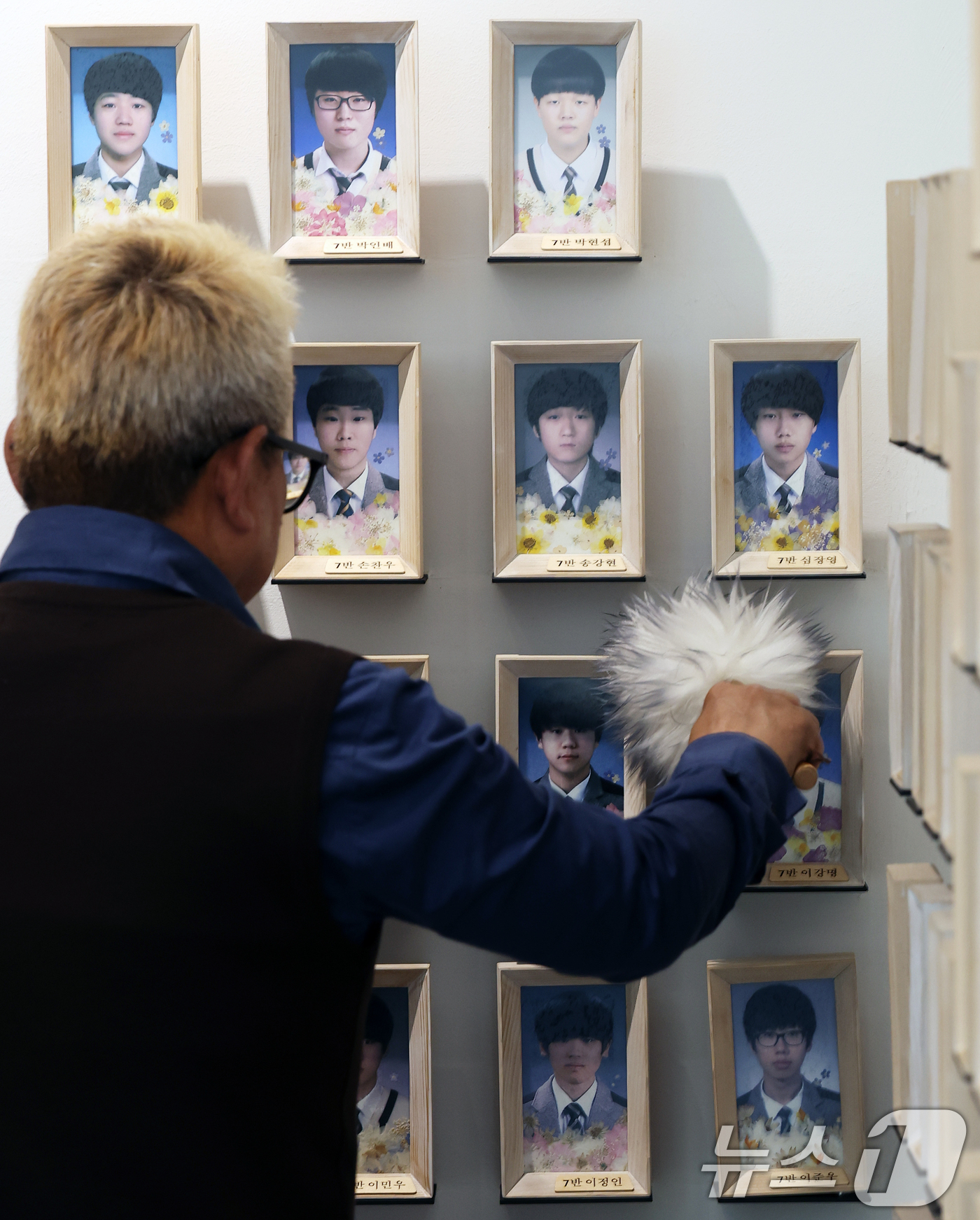 (서울=뉴스1) 오대일 기자 = 세월호 참사 12주기를 하루 앞둔 15일 오후 서울 중구 서울시의회 본관 앞에 마련된 세월호 기억공간에서 관계자가 희생자들의 영정이 놓인 추모 공간 …