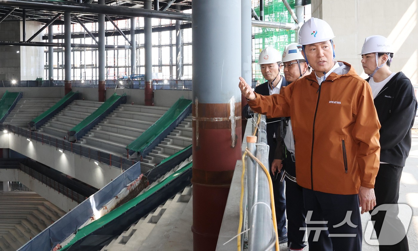 (서울=뉴스1) 조연우 인턴기자 = 오세훈 서울시장이 15일 서울 도봉구에 완공 예정인 복합문화시설 서울아레나를 방문해 현장점검을 하고 있다. 서울아레나는 국내 최대 규모의 K-팝 …