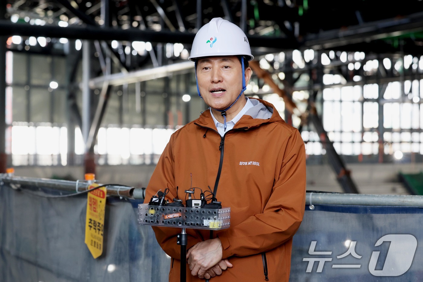 (서울=뉴스1) 조연우 인턴기자 = 오세훈 서울시장이 15일 서울 도봉구에 완공 예정인 복합문화시설 서울아레나를 방문해 질의응답 하고 있다. 서울아레나는 국내 최대 규모의 K-팝 …