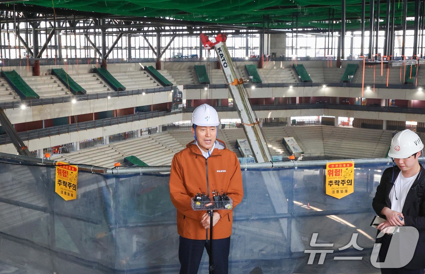 (서울=뉴스1) 조연우 인턴기자 = 오세훈 서울시장이 15일 서울 도봉구에 완공 예정인 복합문화시설 서울아레나를 방문해 브리핑 하고 있다. 서울아레나는 국내 최대 규모의 K-팝 전 …