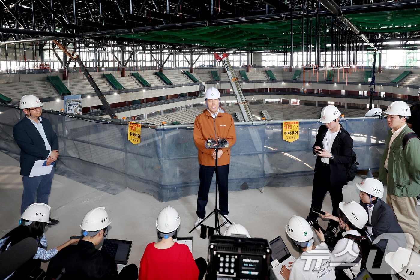 (서울=뉴스1) 조연우 인턴기자 = 오세훈 서울시장이 15일 서울 도봉구에 완공 예정인 복합문화시설 서울아레나를 방문해 브리핑 하고 있다. 서울아레나는 국내 최대 규모의 K-팝 전 …