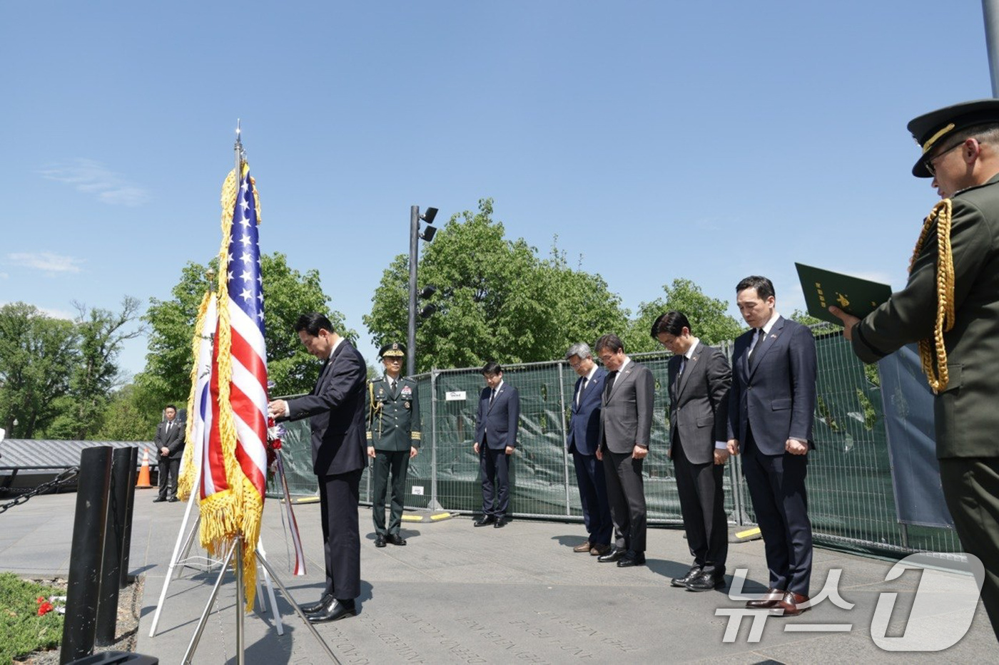 (서울=뉴스1) 유승관 기자 = 방미 중인 장동혁 국민의힘 대표가 14일(현지시간) 미국 워싱턴DC 한국전 참전용사 기념비를 참배하고 있다. (국민의힘 제공. 재판매 및 DB금지) …