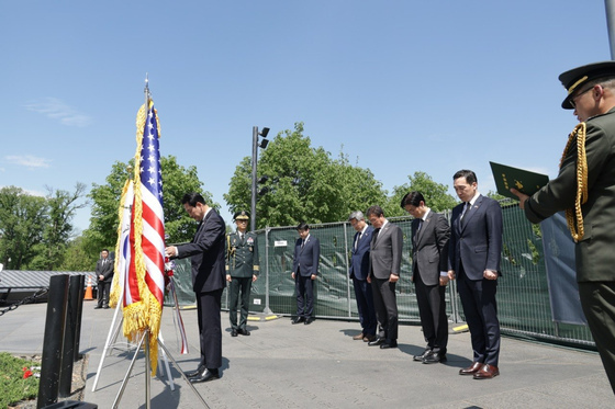 장동혁 국민의힘 대표, 美 한국전 참전용사 기념비 참배