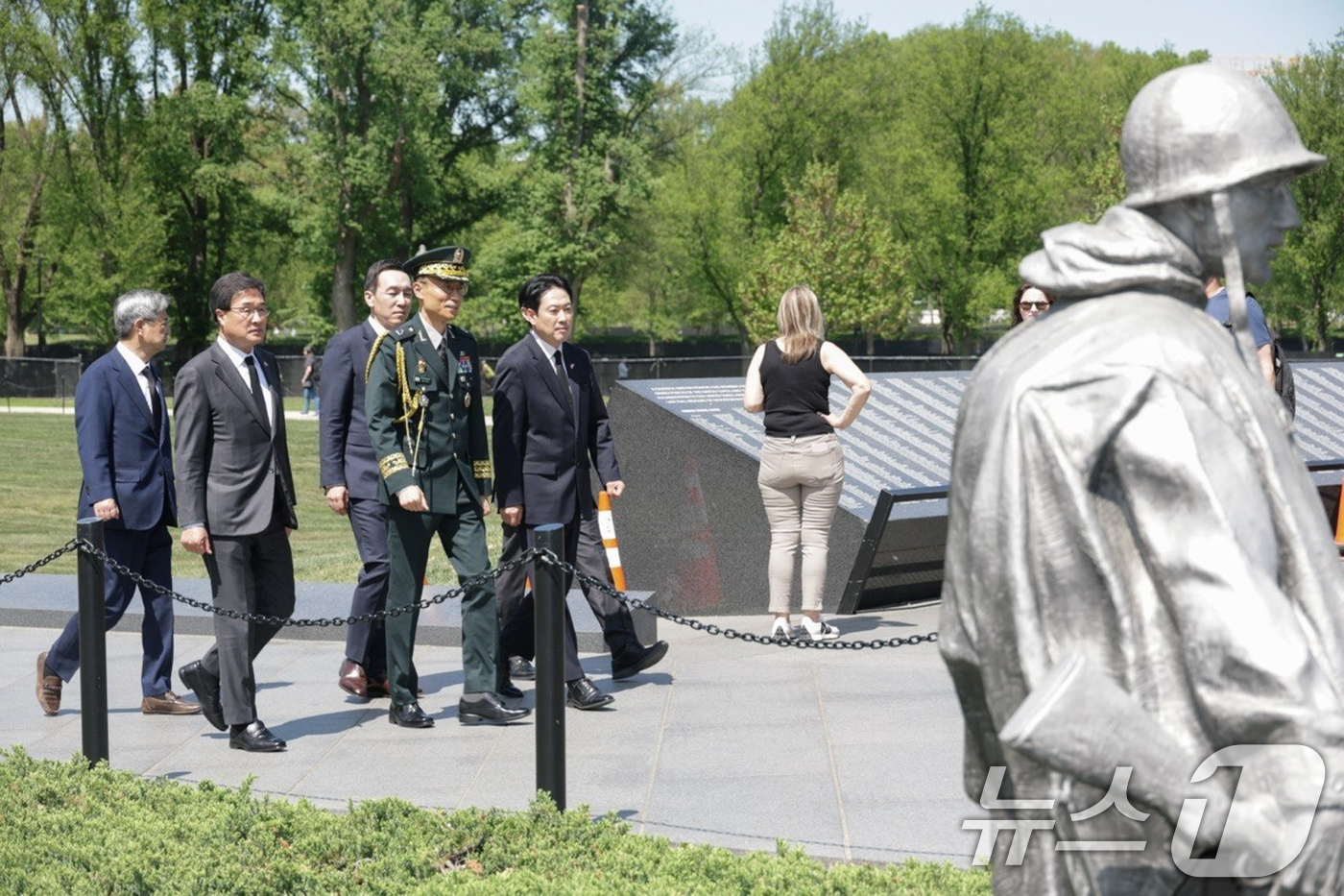 (서울=뉴스1) 유승관 기자 = 방미 중인 장동혁 국민의힘 대표가 14일(현지시간) 미국 워싱턴DC 한국전 참전용사 기념비를 참배하고 있다. (국민의힘 제공. 재판매 및 DB금지) …