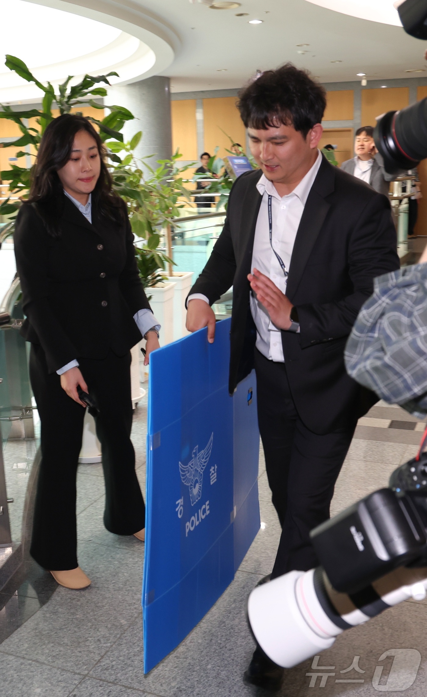 (전주=뉴스1) 유경석 기자 = 전북경찰청 반부패경제범죄수사대 수사관들이 15일 전북 전주시 전북특별자치도의회에서 식사비 대납 의혹 압수수색을 위해 김슬지 도의원실로 향하고 있다. …