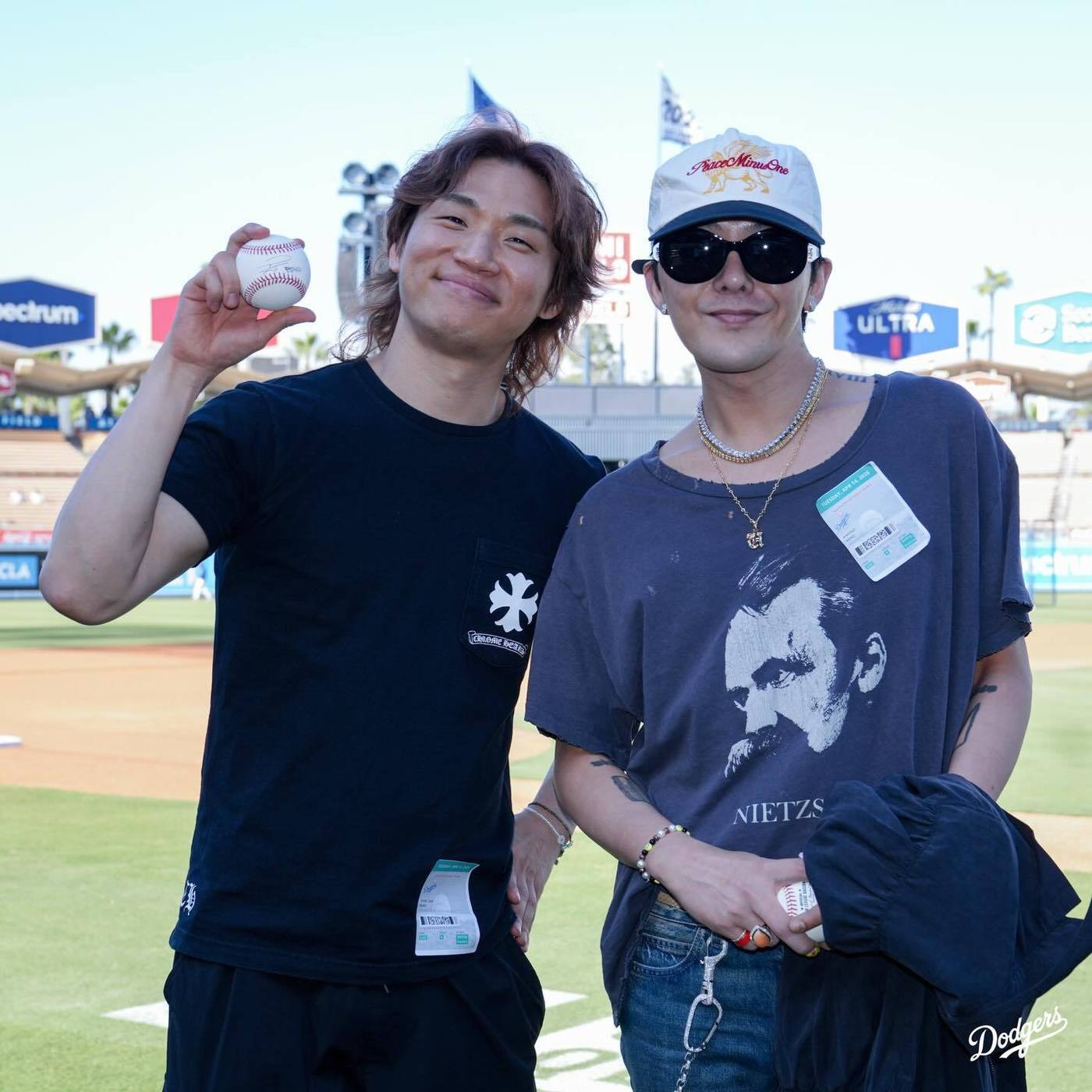 본문 이미지 - 빅뱅 대성(왼쪽)과 지드래곤(LA 다저스 SNS)