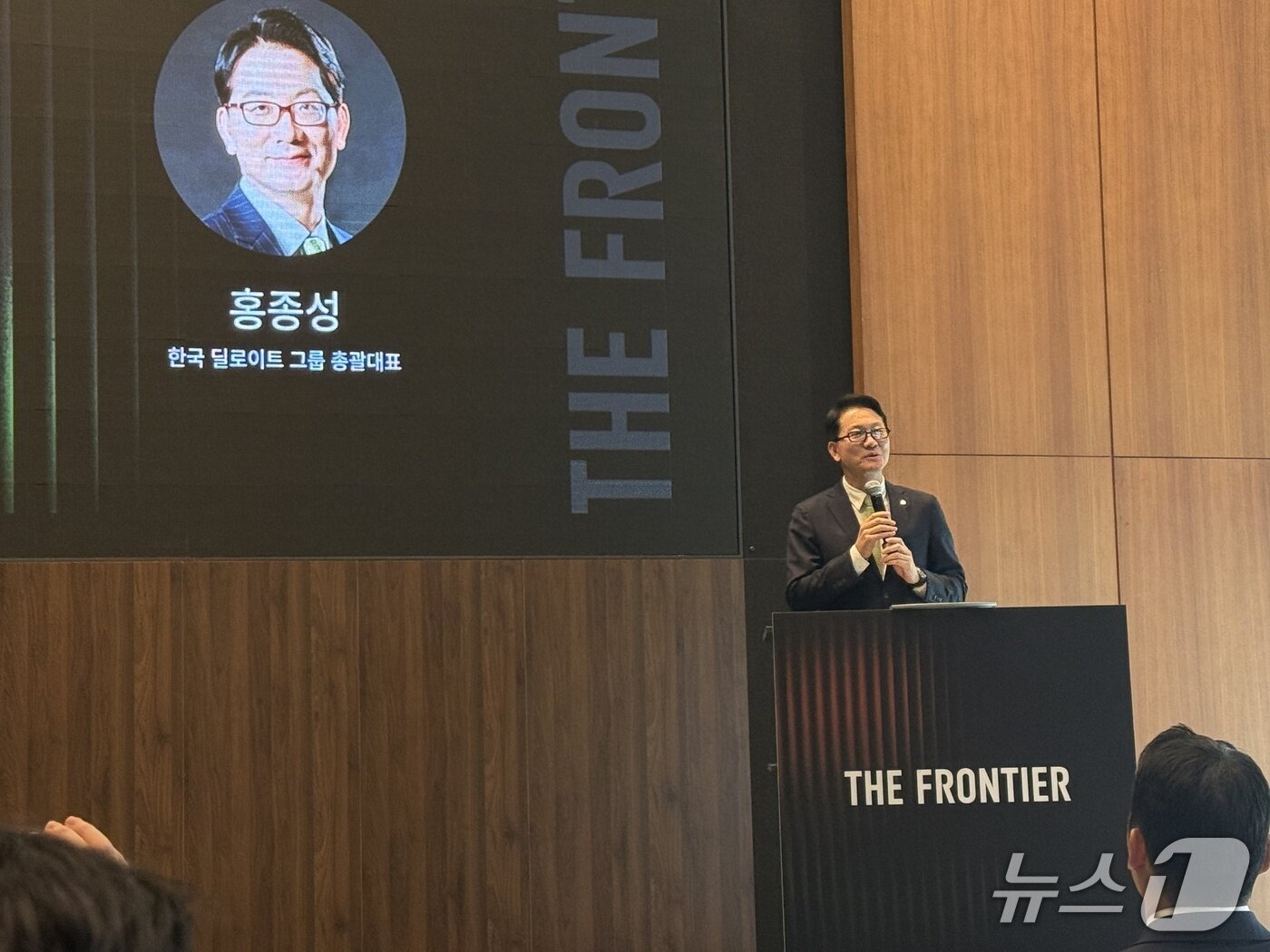 본문 이미지 - 15일 서울 영등포구 IFC 더 포럼(The Forum)에서 열린 '더 프론티어: 스테이블코인 시대의 글로벌 사업전략' 세미나에서 홍종성 한국 딜로이트 그룹 총괄대표가 환영사를 발표하고 있다. /뉴스1