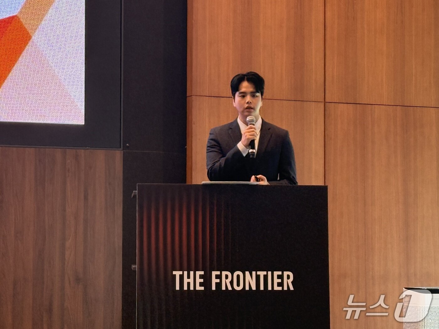 본문 이미지 - 15일 서울 영등포구 IFC 더 포럼(The Forum)에서 열린 '더 프론티어: 스테이블코인 시대의 글로벌 사업전략' 세미나에서 윤승식 타이거리서치 이사가 스테이블코인 시장의 성장 가능성에 대해 발표하고 있다. /뉴스1