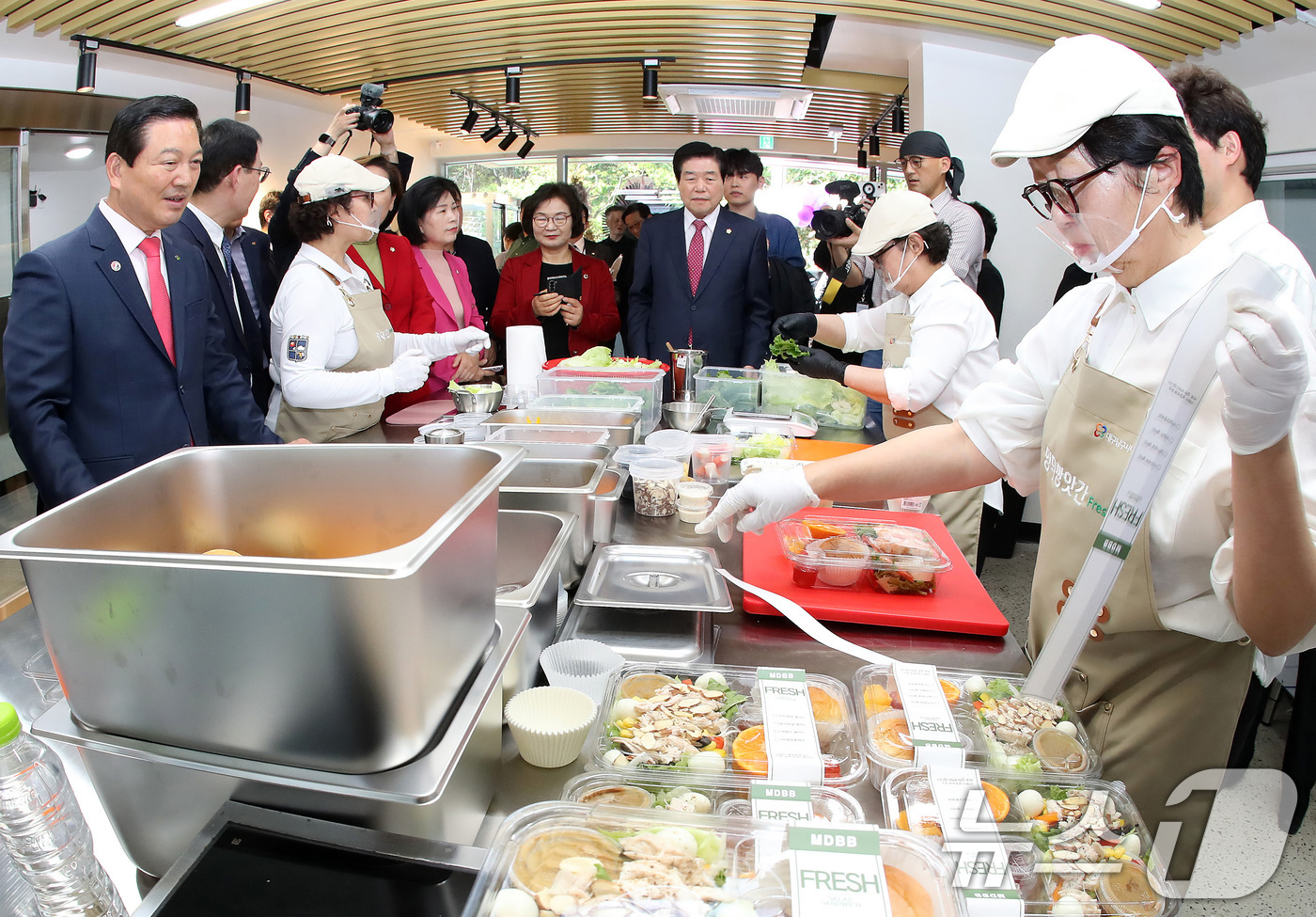 (대구=뉴스1) 공정식 기자 = 15일 대구 남구 대명동 시니어 일자리 인큐베이팅 센터 '이룸채'가 문을 열었다. 1층 공동작업장에서 입주민들이 샌드위치를 만들고 있다.전국 최초의 …
