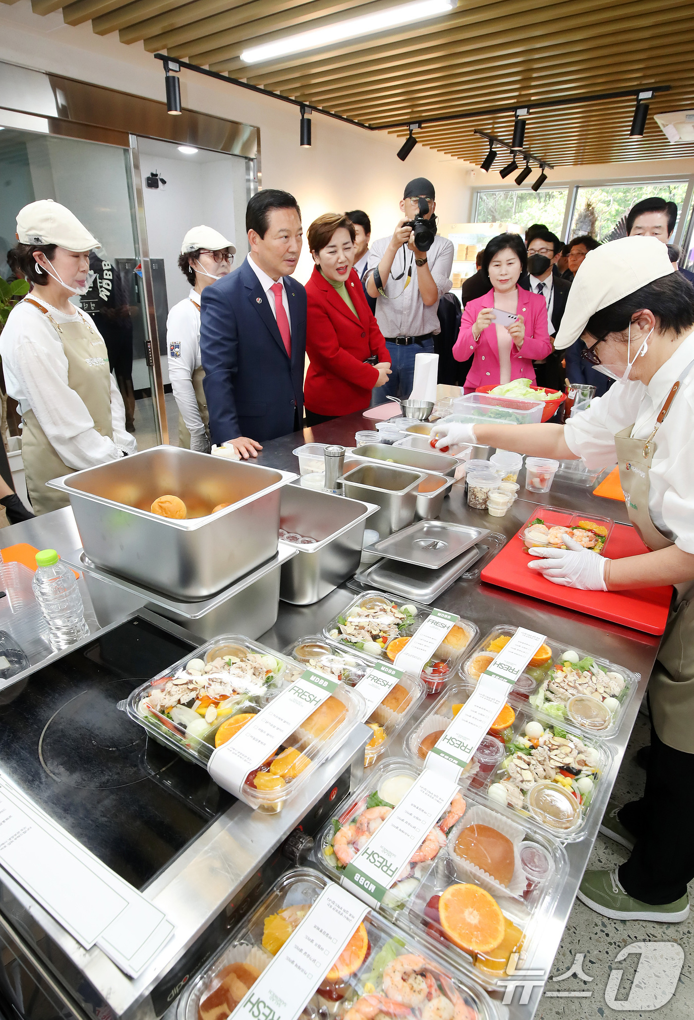 (대구=뉴스1) 공정식 기자 = 15일 대구 남구 대명동 시니어 일자리 인큐베이팅 센터 '이룸채'가 문을 열었다. 1층 공동작업장에서 입주민들이 샌드위치를 만들고 있다.전국 최초의 …