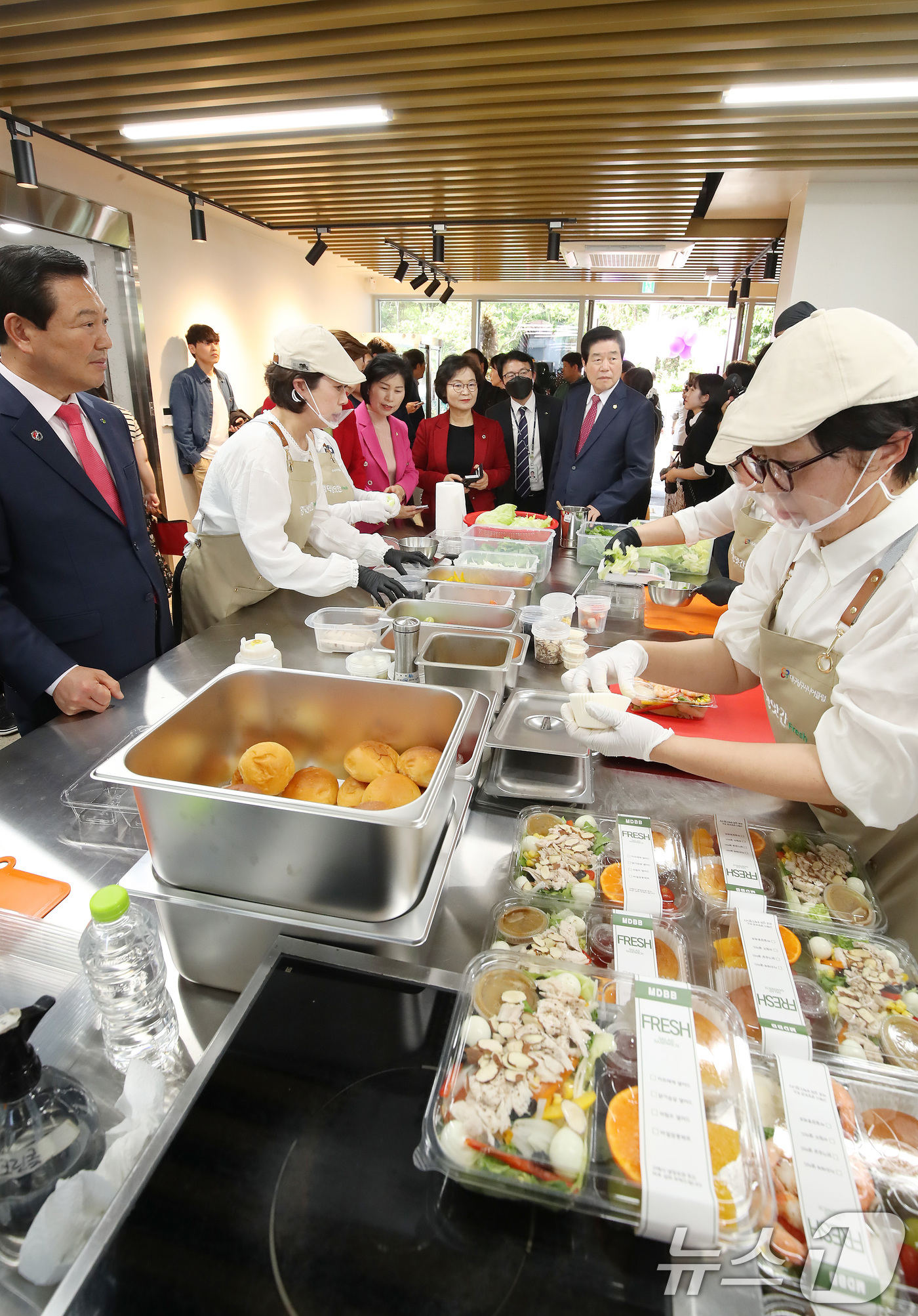 (대구=뉴스1) 공정식 기자 = 15일 대구 남구 대명동 시니어 일자리 인큐베이팅 센터 '이룸채'가 문을 열었다. 1층 공동작업장에서 입주민들이 샌드위치를 만들고 있다.전국 최초의 …