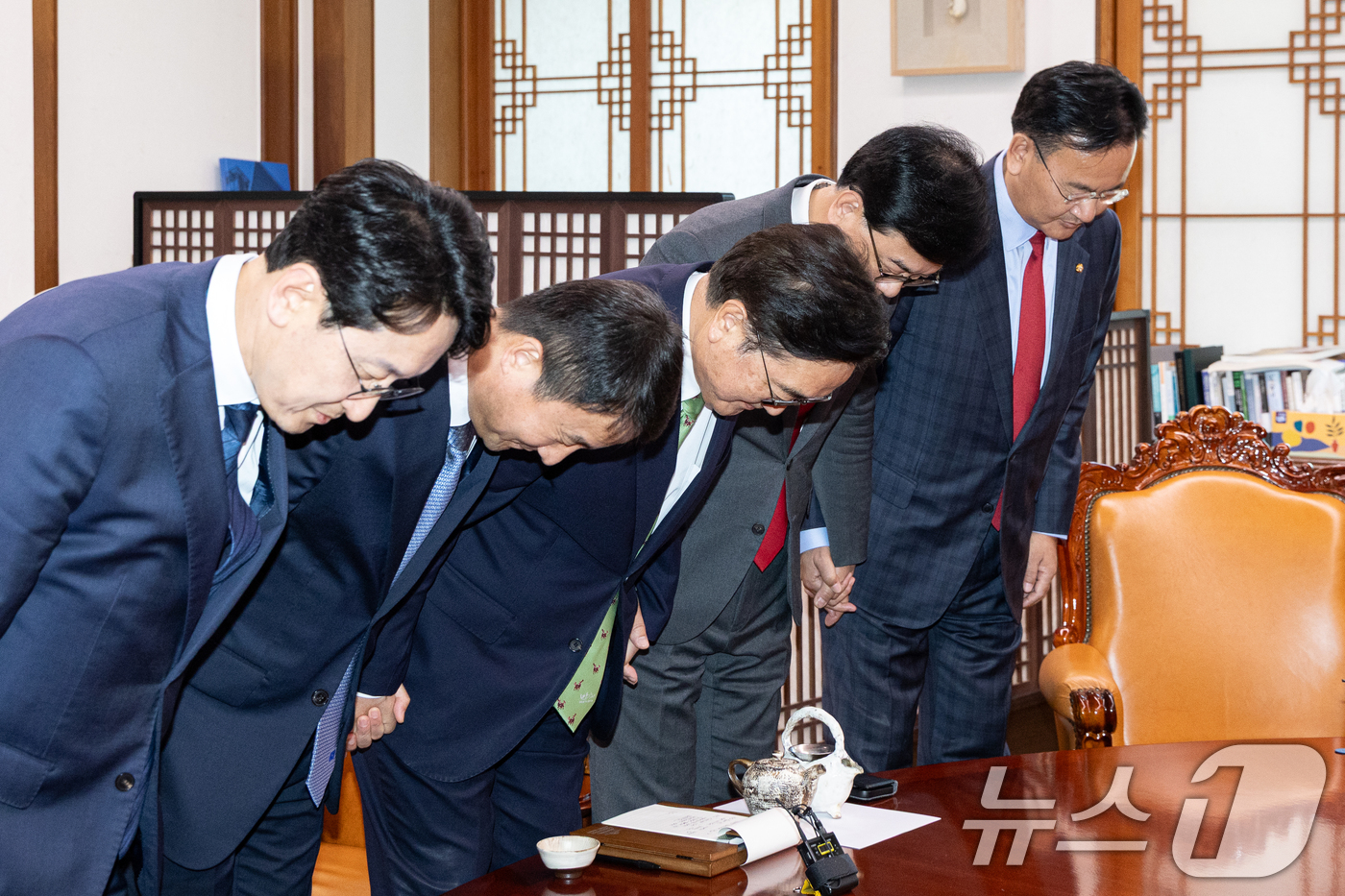 (서울=뉴스1) 이승배 기자 = 우원식 국회의장이 15일 서울 여의도 국회 집무실에서 여야 원내대표단과 손을 잡고 인사하고 있다.왼쪽부터 천준호 더불어민주당 원내운영수석부대표, 한 …