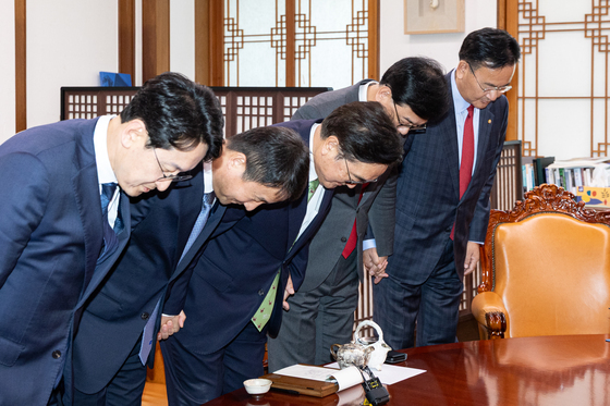 여야 원내대표단과 손 잡고 인사하는 우원식 국회의장