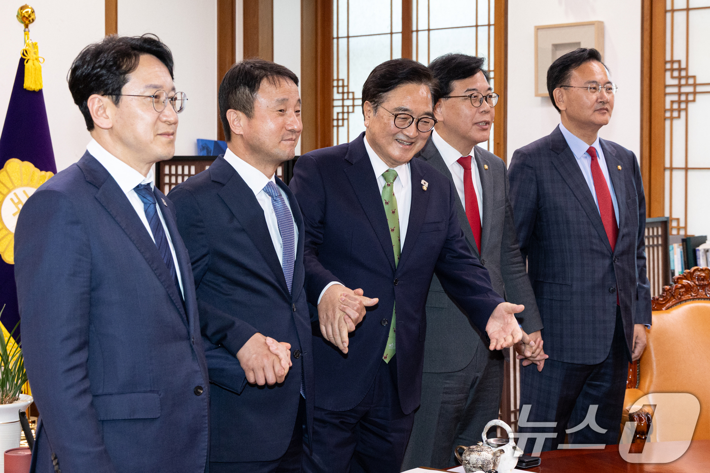 (서울=뉴스1) 이승배 기자 = 우원식 국회의장이 15일 서울 여의도 국회 집무실에서 여야 원내대표단과 기념촬영을 마치고 자리를 안내하고 있다.왼쪽부터 천준호 더불어민주당 원내운영 …