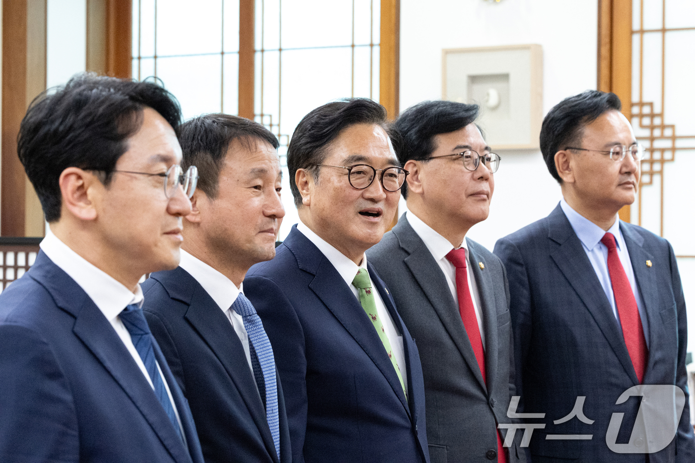 (서울=뉴스1) 이승배 기자 = 우원식 국회의장이 15일 서울 여의도 국회 집무실에서 여야 원내대표단과 기념촬영에 앞서 인사말하고 있다.왼쪽부터 천준호 더불어민주당 원내운영수석부대 …