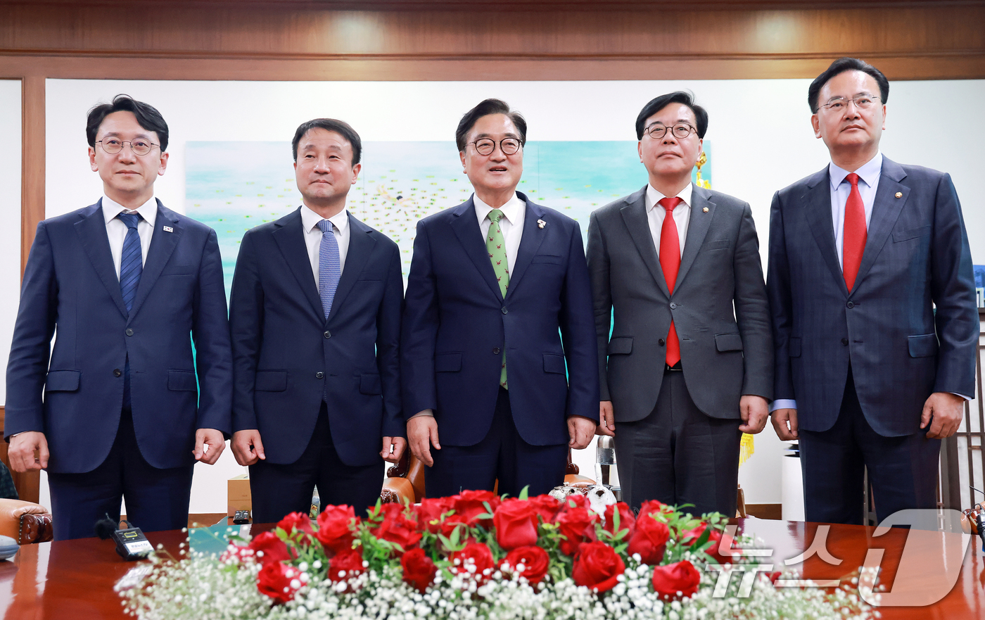 (서울=뉴스1) 이승배 기자 = 우원식 국회의장이 15일 서울 여의도 국회 집무실에서 여야 원내대표단과 기념촬영하고 있다.왼쪽부터 천준호 더불어민주당 원내운영수석부대표, 한병도 원 …