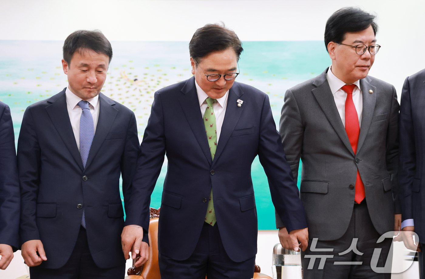 (서울=뉴스1) 이승배 기자 = 우원식 국회의장이 15일 서울 여의도 국회 집무실에서 한병도 더불어민주당 원내대표, 송언석 국민의힘 원내대표와 기념촬영에 앞서 손을 잡고 있다. ( …