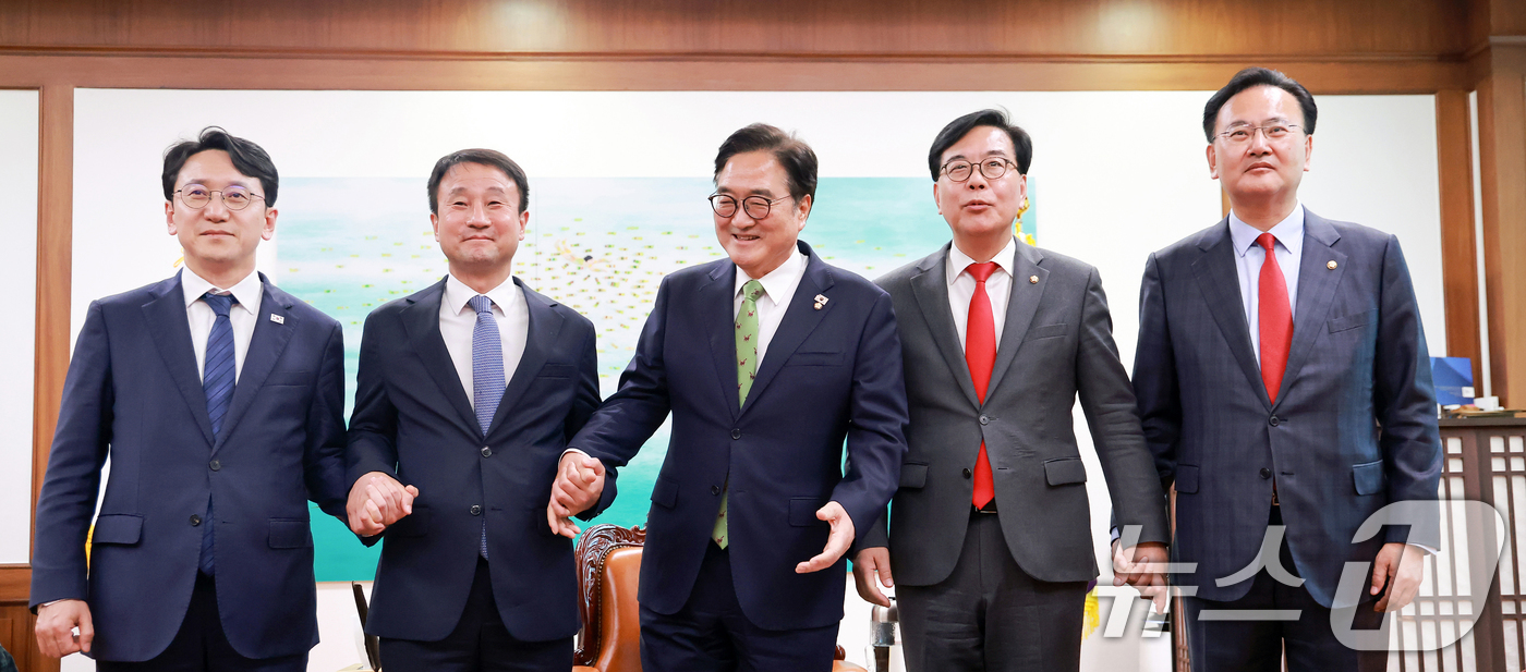 (서울=뉴스1) 이승배 기자 = 우원식 국회의장이 15일 서울 여의도 국회 집무실에서 여야 원내대표단과 기념촬영을 마치고 자리를 안내하고 있다.왼쪽부터 천준호 더불어민주당 원내운영 …