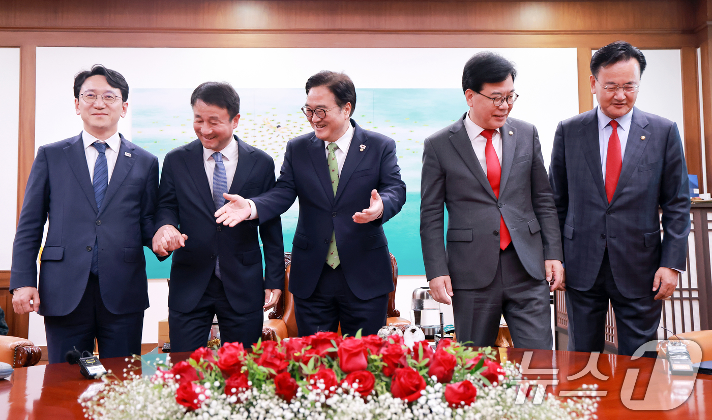 (서울=뉴스1) 이승배 기자 = 우원식 국회의장이 15일 서울 여의도 국회 집무실에서 여야 원내대표단과 기념촬영을 마치고 자리를 안내하고 있다.왼쪽부터 천준호 더불어민주당 원내운영 …