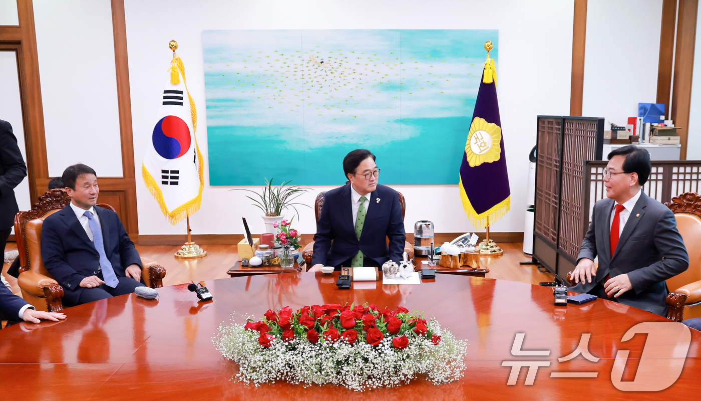 (서울=뉴스1) 이승배 기자 = 우원식 국회의장이 15일 서울 여의도 국회 집무실에서 한병도 더불어민주당 원내대표, 송언석 국민의힘 원내대표와 회동하고 있다. (공동취재) 2026 …