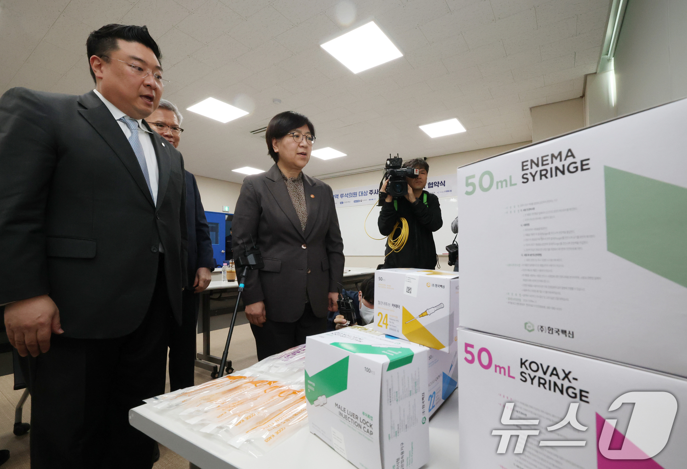 (안산=뉴스1) 김영운 기자 = 정은경 보건복지부 장관이 15일 경기 안산시 단원구 한국백신을 방문해 중동전쟁 대응 주사기 공급망 구축 협약식에 앞서 주사기 제품을 살펴보고 있다. …