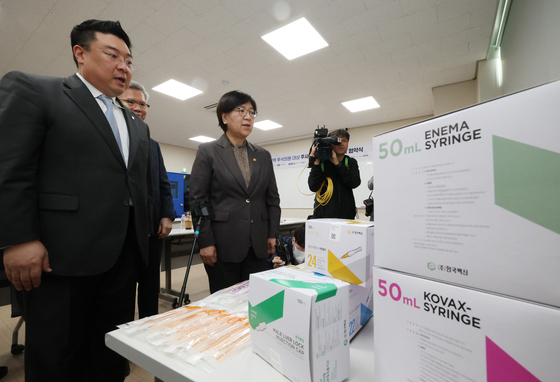 주사기 제품 살펴보는 정은경 장관