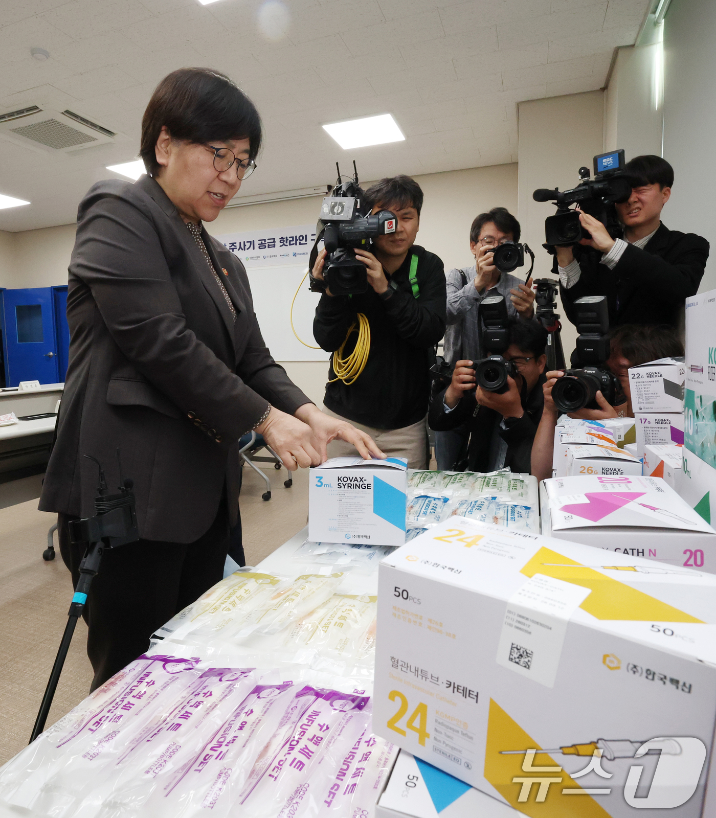 (안산=뉴스1) 김영운 기자 = 정은경 보건복지부 장관이 15일 경기 안산시 단원구 한국백신을 방문해 중동전쟁 대응 주사기 공급망 구축 협약식에 앞서 주사기 제품을 살펴보고 있다. …