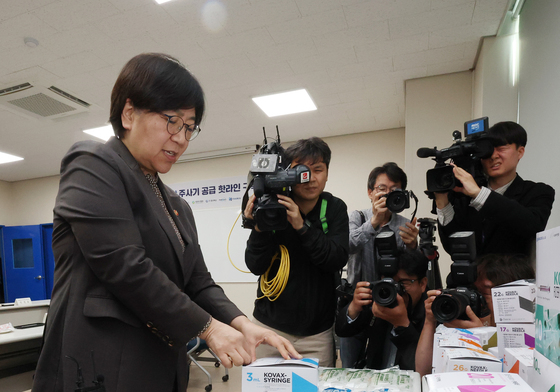 다양한 주사기 제품 살펴보는 정은경 장관