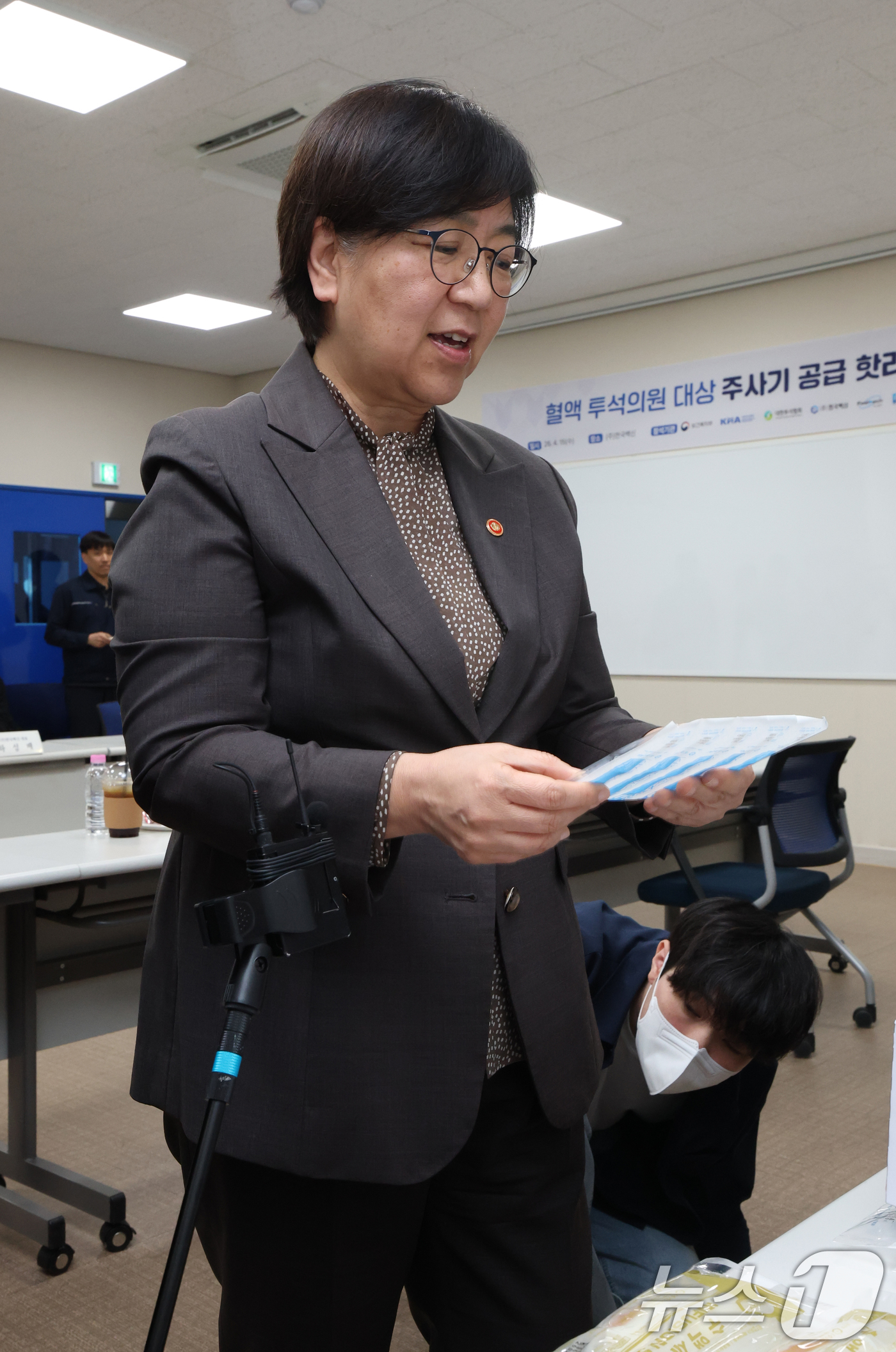 (안산=뉴스1) 김영운 기자 = 정은경 보건복지부 장관이 15일 경기 안산시 단원구 한국백신을 방문해 중동전쟁 대응 주사기 공급망 구축 협약식에 앞서 주사기 제품을 살펴보고 있다. …