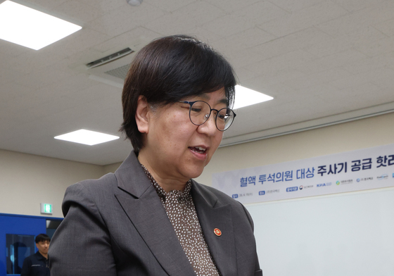 다양한 주사기 제품 살펴보는 정은경 장관