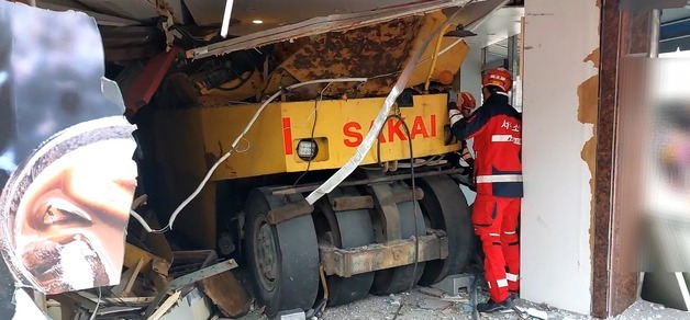 서울 은평구서 공사 중장비 무인편의점 돌진…운전자 다쳐