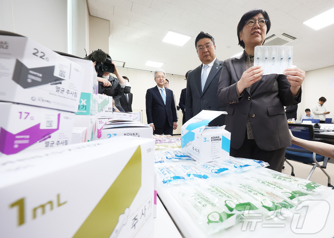 (안산=뉴스1) 김영운 기자 = 정은경 보건복지부 장관이 15일 경기도 안산시 한국백신에서 열린 '혈액 투석의원 대상 주사기 공급 핫라인 구축 협약식'에서 주사기 제품을 살펴보고 …
