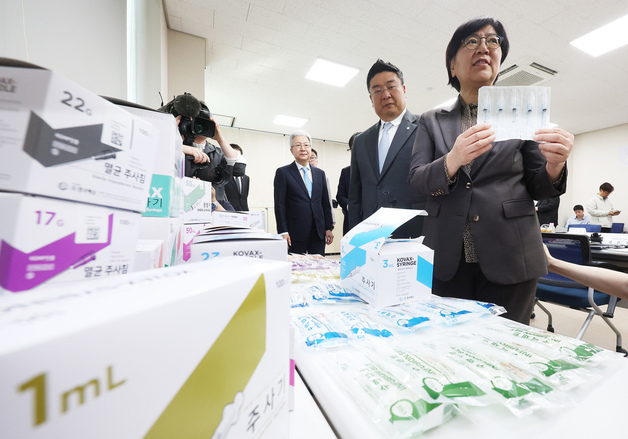 주사기 살펴보는 정은경 장관