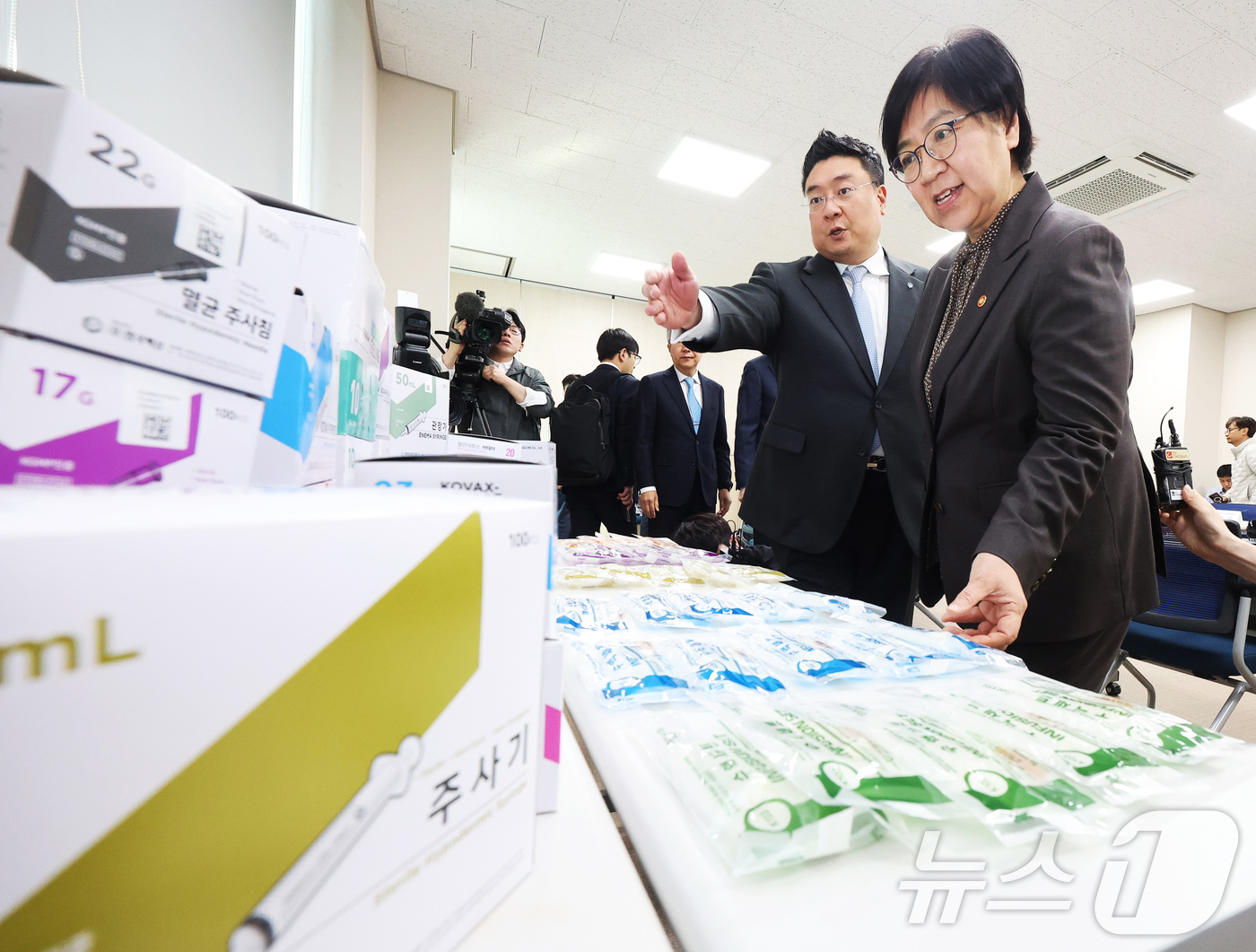 (안산=뉴스1) 김영운 기자 = 정은경 보건복지부 장관이 15일 경기도 안산시 한국백신에서 열린 '혈액 투석의원 대상 주사기 공급 핫라인 구축 협약식'에서 주사기 제품을 살펴보고 …