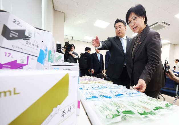 주사기 제품 살펴보는 정은경 장관